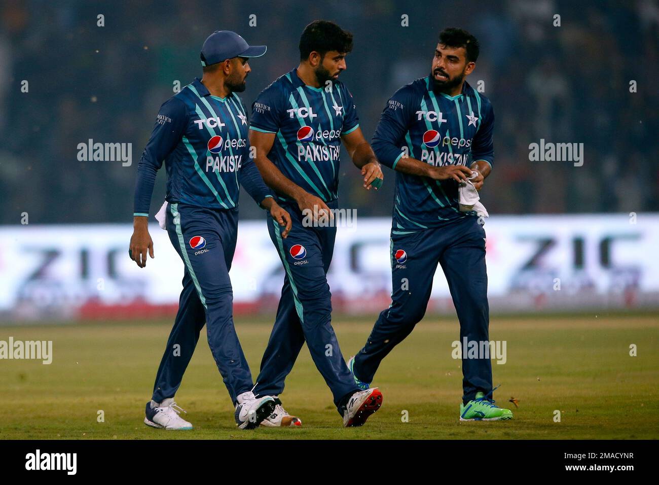 Pakistan's Aamer Jamal, center, listens to captain Babar Azam, left, and vice captain Shadab