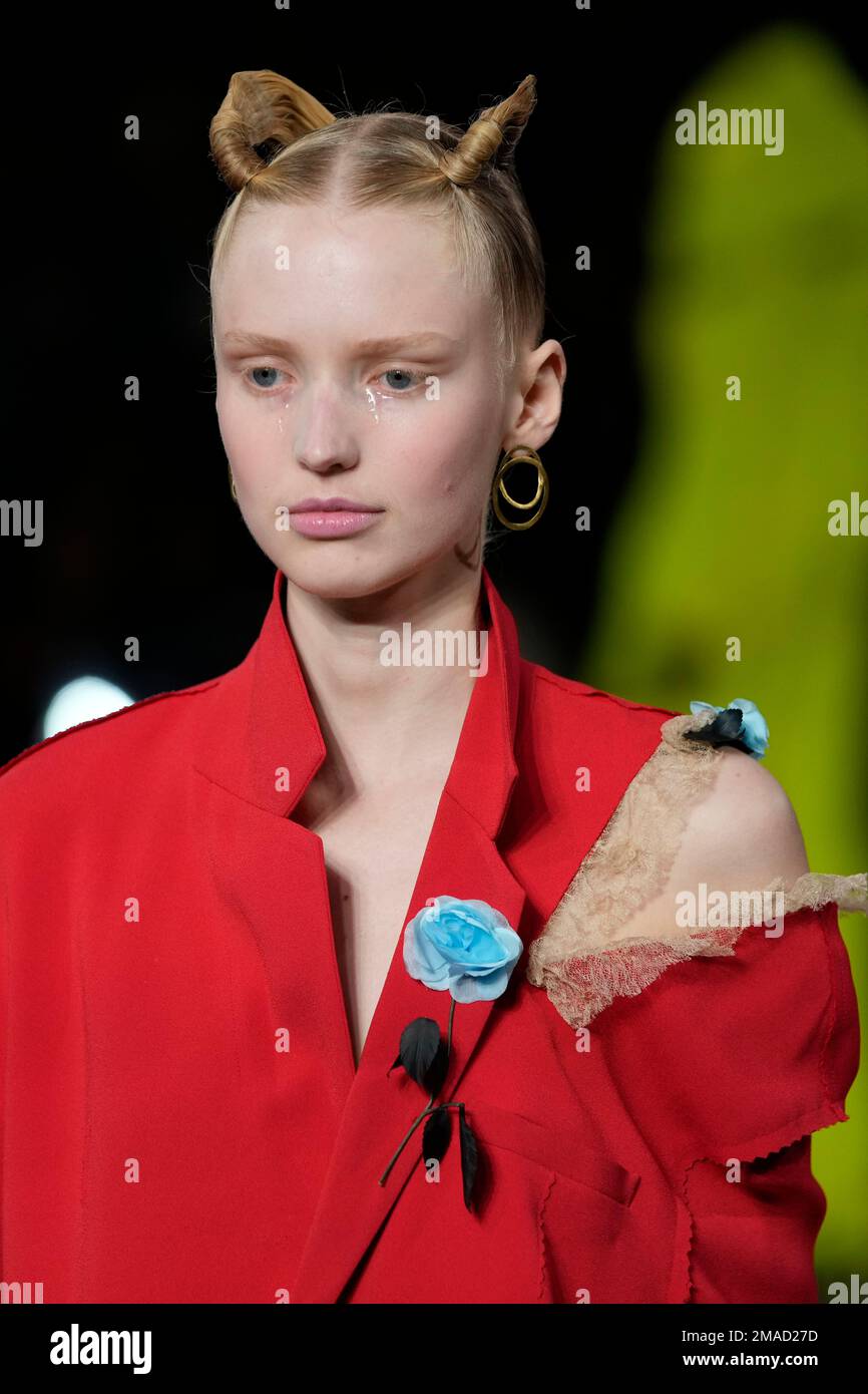 A model wears a creation by American fashion designer Marc Jacobs for Louis  Vuitton Fall-Winter 2005-2006 ready-to-wear collection presentation in  Paris, France, on March 6, 2005. Photo by Java/ABACA Stock Photo 