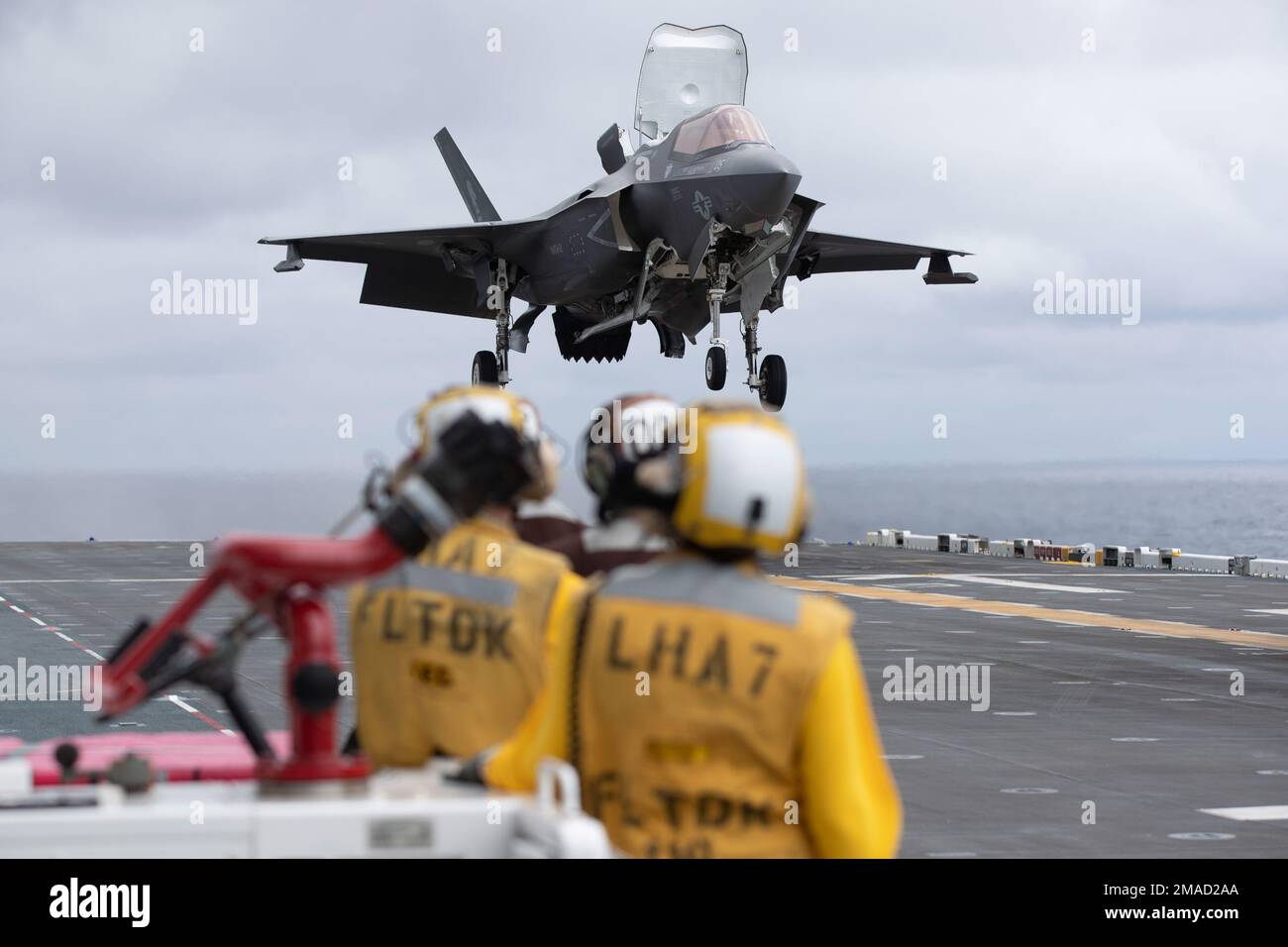 220526-XN177-1154 PACIFIC OCEAN (May 26, 2022) – An F-35B Lightning II aircraft assigned to Marine Fighter Attack Squadron (VMFA) 121 lands aboard amphibious assault carrier USS Tripoli (LHA 7), May 26, 2022. Tripoli is conducting routine operations in U.S. 7th Fleet. Stock Photo
