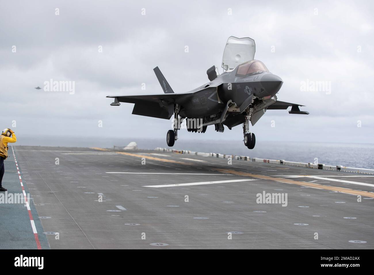 220526-XN177-1148 PACIFIC OCEAN (May 26, 2022) – An F-35B Lightning II aircraft assigned to Marine Fighter Attack Squadron (VMFA) 121 lands aboard amphibious assault carrier USS Tripoli (LHA 7), May 26, 2022. Tripoli is conducting routine operations in U.S. 7th Fleet. Stock Photo