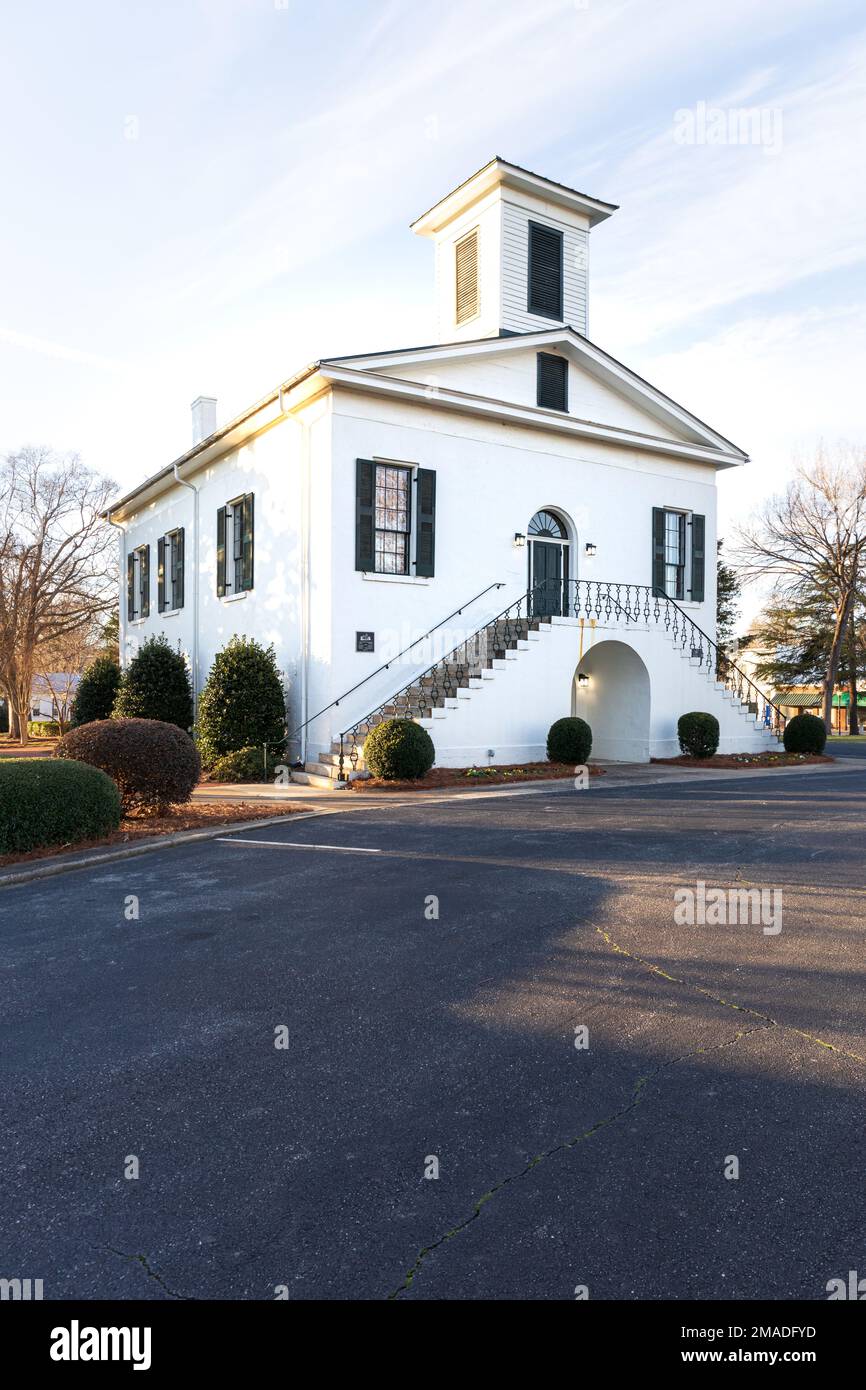 DALLAS, NC, USA-5 JANUARY 2023: Historic 1848 Gaston County Court House, on central square in downtown.  Sunny, blue sky winter day. Stock Photo