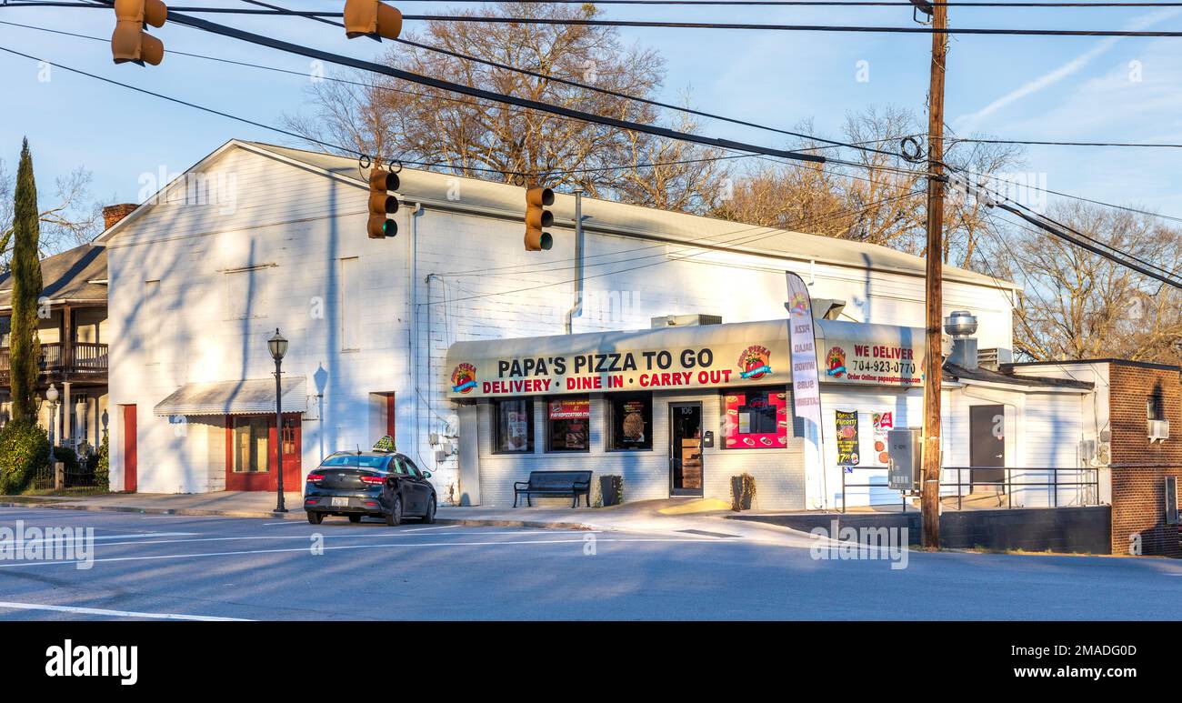 DALLAS, NC, USA-5 JANUARY 2023: Papa's Piza to Go restaurant, across from Main Square in downtown. Stock Photo