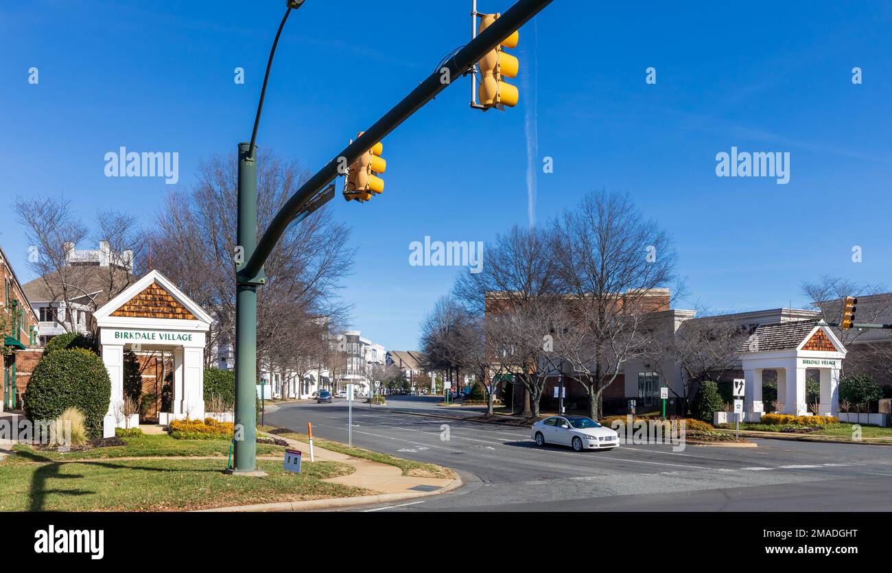 BIRKDALE VILLAGE, HUNTERSVILLE, NC, USA-15 JANUARY 2023: Wide angle view of entrance to Birkdale Village shopping complex.  Winter day, blue sky. Stock Photo