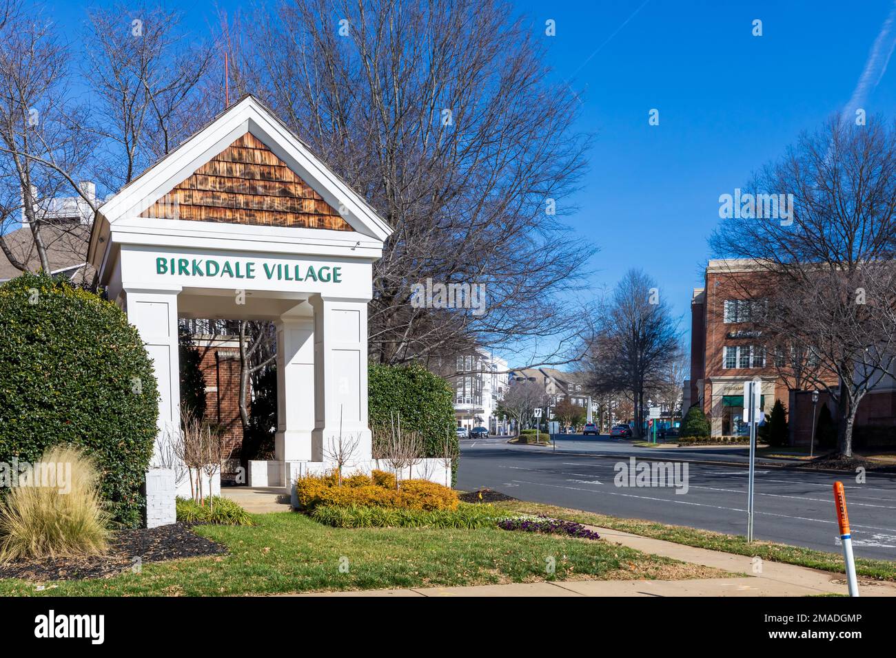 BIRKDALE VILLAGE, HUNTERSVILLE, NC, USA-15 JANUARY 2023: Entrance to Birkdale Village shopping complex.  Winter day, blue sky. Stock Photo