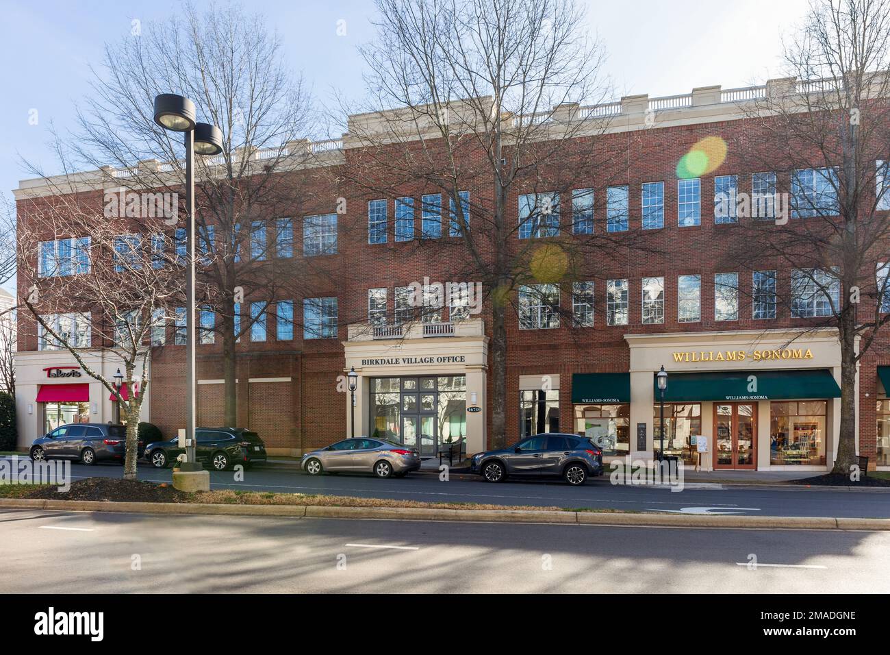 BIRKDALE VILLAGE, HUNTERSVILLE, NC, USA -15 JANUARY 2023:  Building containing the Birkdale Village Office, Williams-Sonoma and Talberts. Stock Photo