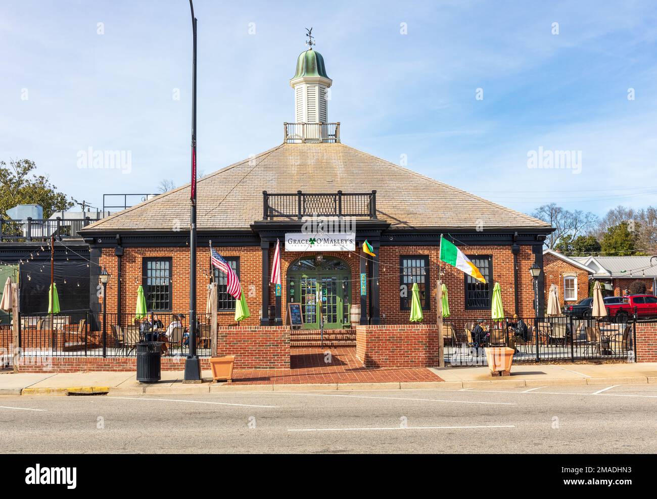 MATTHEWS, NC, USA-15 JANUARY 2023:  Grace O'Malley's Irish Public House, a food and drink establishment on Trade St. (Main St.).  Customers seated on Stock Photo