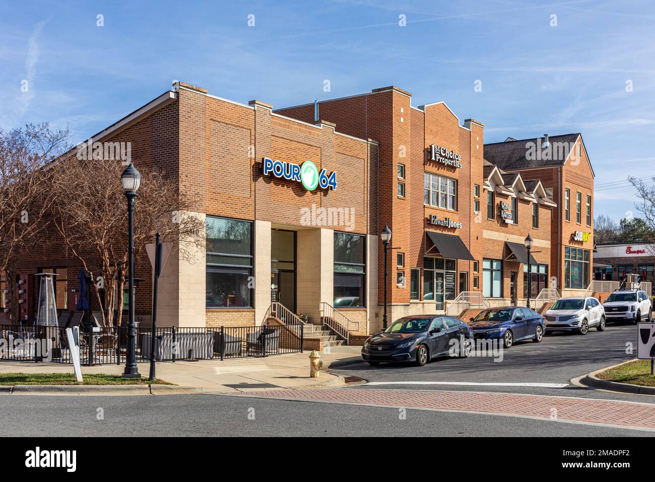 MINT HILL, NC, 15 JANUARY 2023: Commercial building at entrance to Mint Hill Village, contain Pour 64, 1st Choice Properties, Edward Jones, Royal Cart Stock Photo