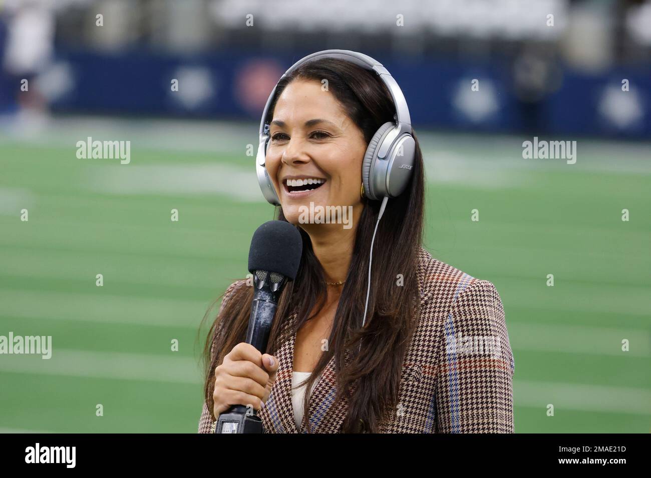 CBS sideline reporter Tracy Wolfson does a radio interview prior to an NFL  football game Sunday, Sept. 18, 2022, in Arlington, Tx. (AP Photo/Michael  Ainsworth Stock Photo - Alamy