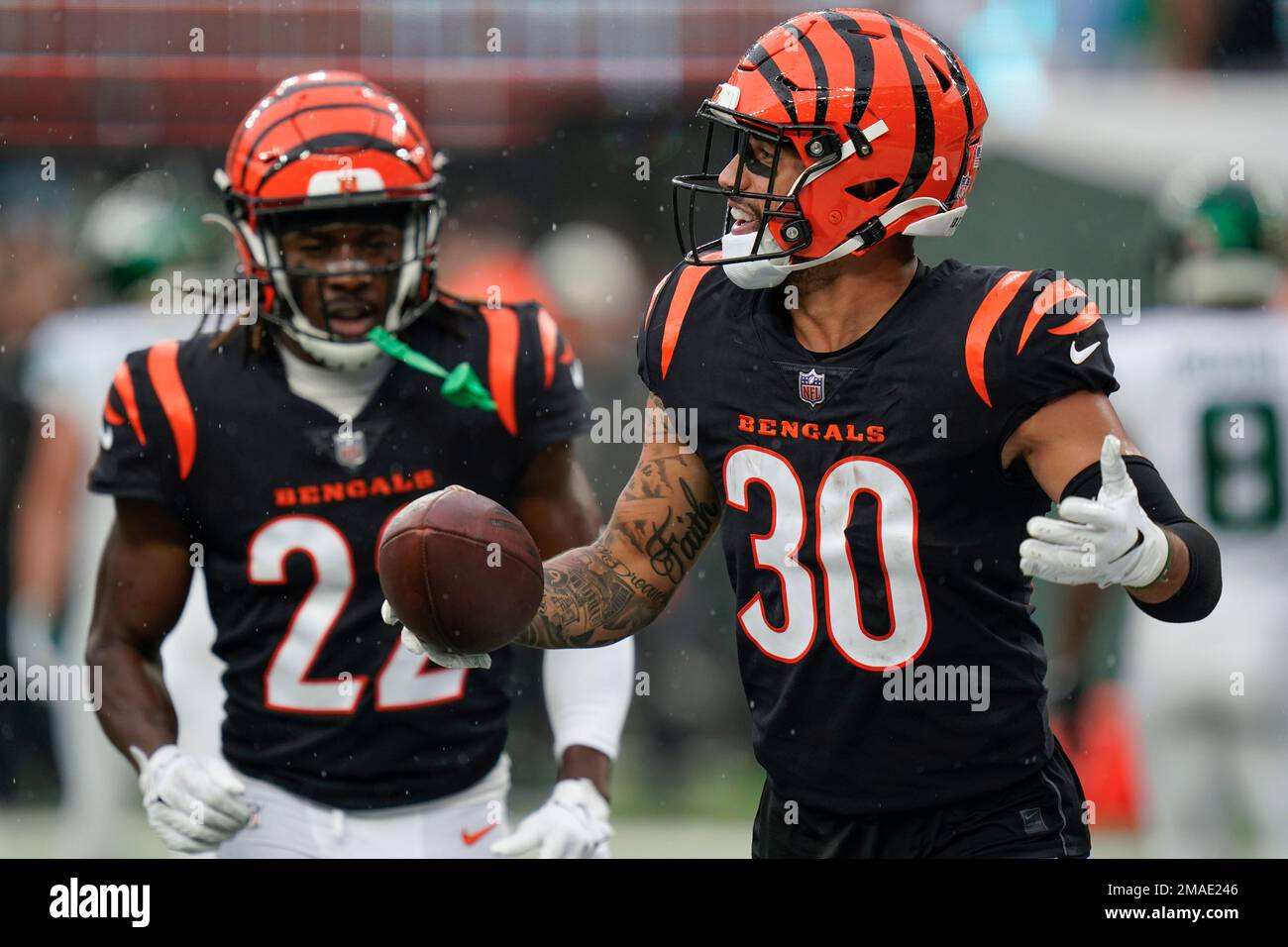 Wembley Stadium, London, UK. 27th Oct, 2019. National Football League, Los  Angeles Rams versus Cincinnati Bengals; JoJo Natson of Los Angeles Rams  charging past Jessie Bates III of Cincinnati Bengals for long