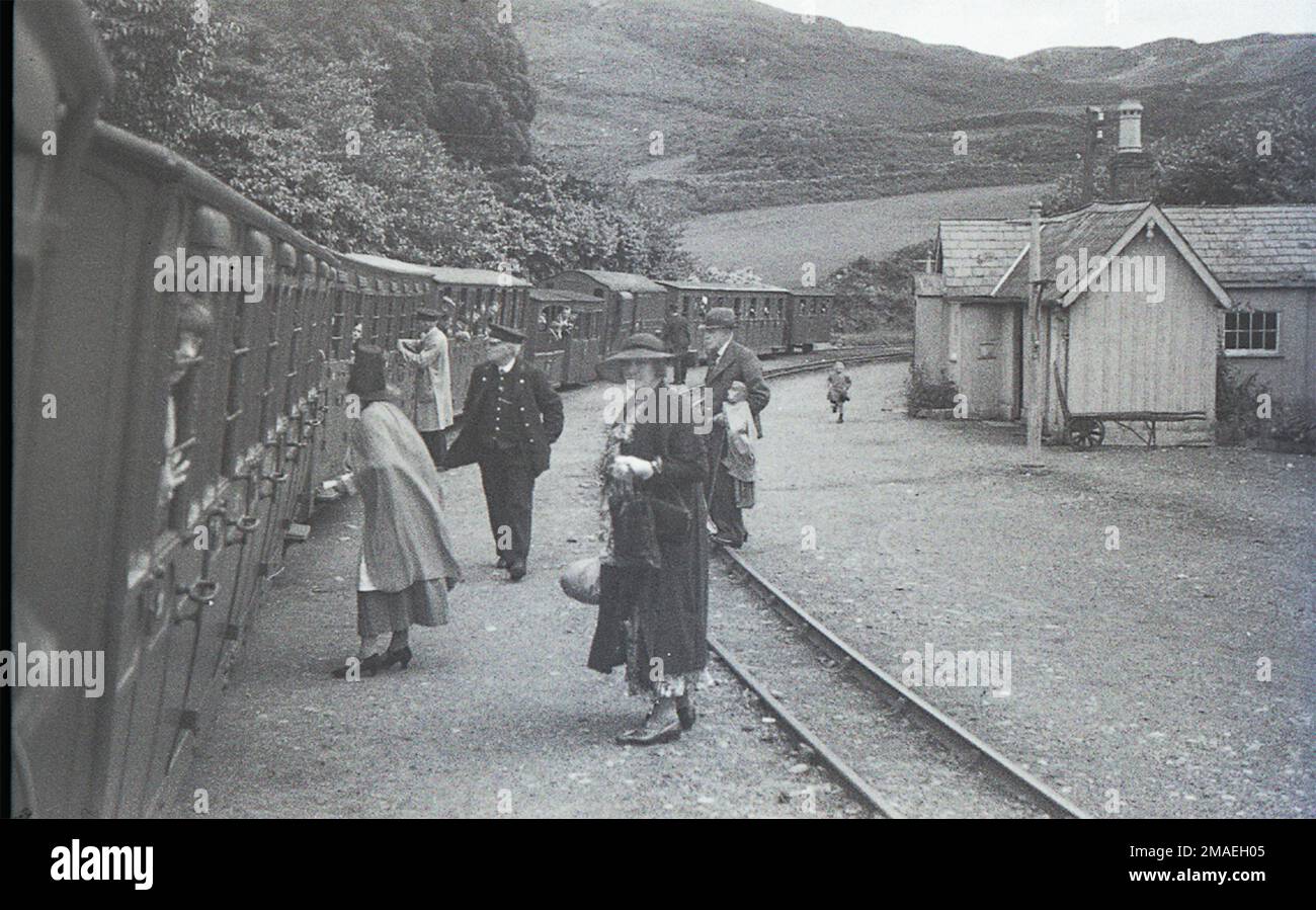 A train at Tan-y-Bwlch station on the Ffestiniog Railway in the 1930s with station mistress the late Bessie Jones in traditional Welsh dress Stock Photo