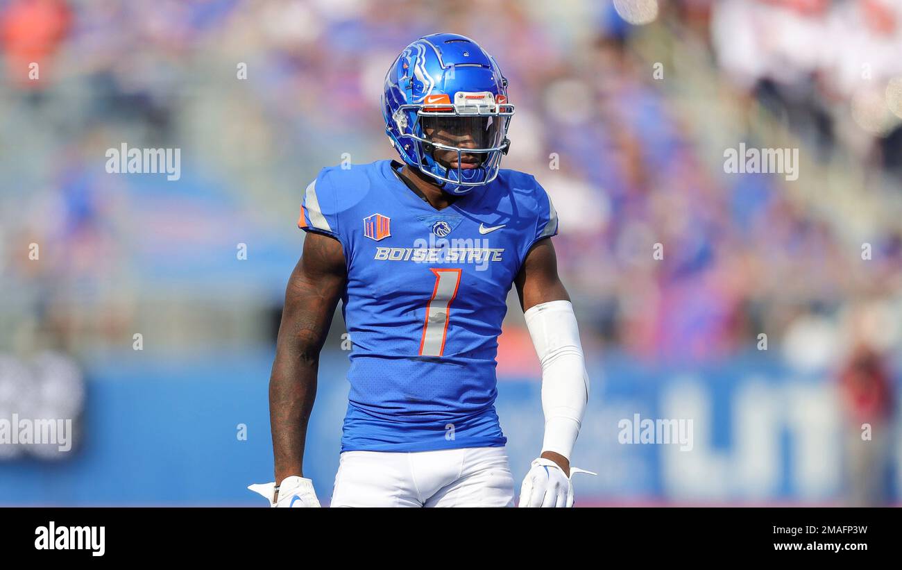 Boise State cornerback Caleb Biggers (1) walks up to the line of ...