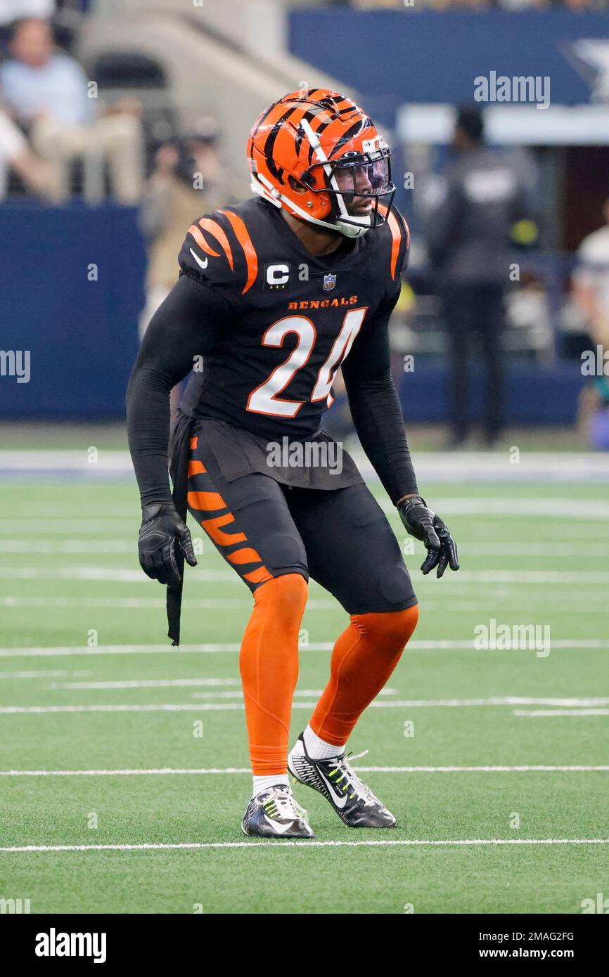 Cincinnati Bengals safety Vonn Bell (24) defends against the Dallas Cowboys  during an NFL Football game in Arlington, Texas, Sunday, Sept. 18, 2022.  (AP Photo/Michael Ainsworth Stock Photo - Alamy