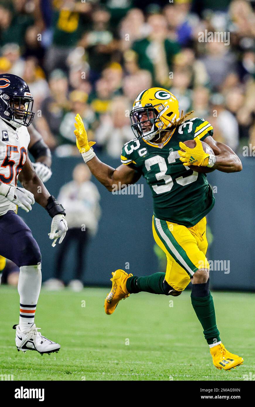 Green Bay Packers running back Aaron Jones (33) runs during an NFL