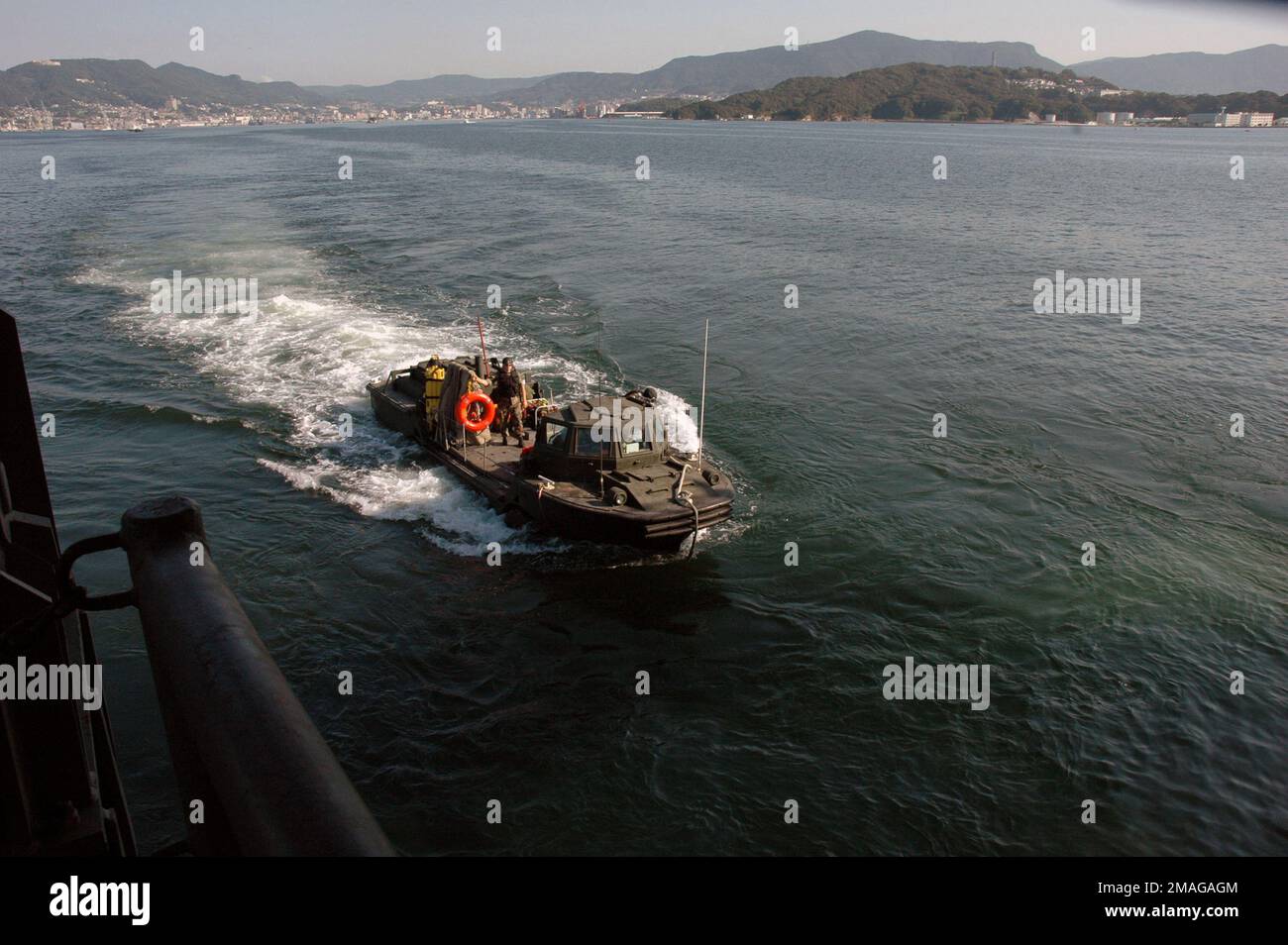 060923-N-4772B-130. Base: USS Harpers Ferry (LSD 49) Stock Photo