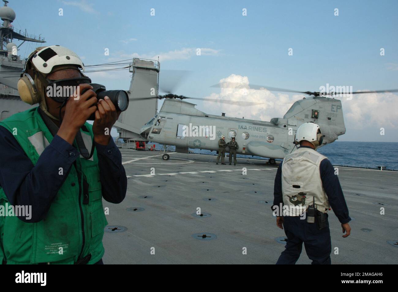 060924-N-4772B-337. Base: USS Harpers Ferry (LSD 49) Stock Photo