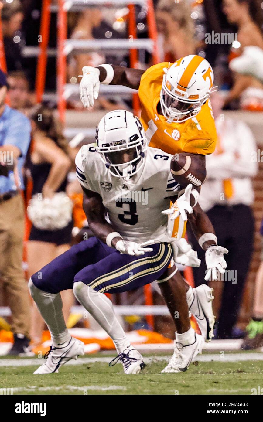 Tennessee defensive back Trevon Flowers (1) breaks up a pass intended