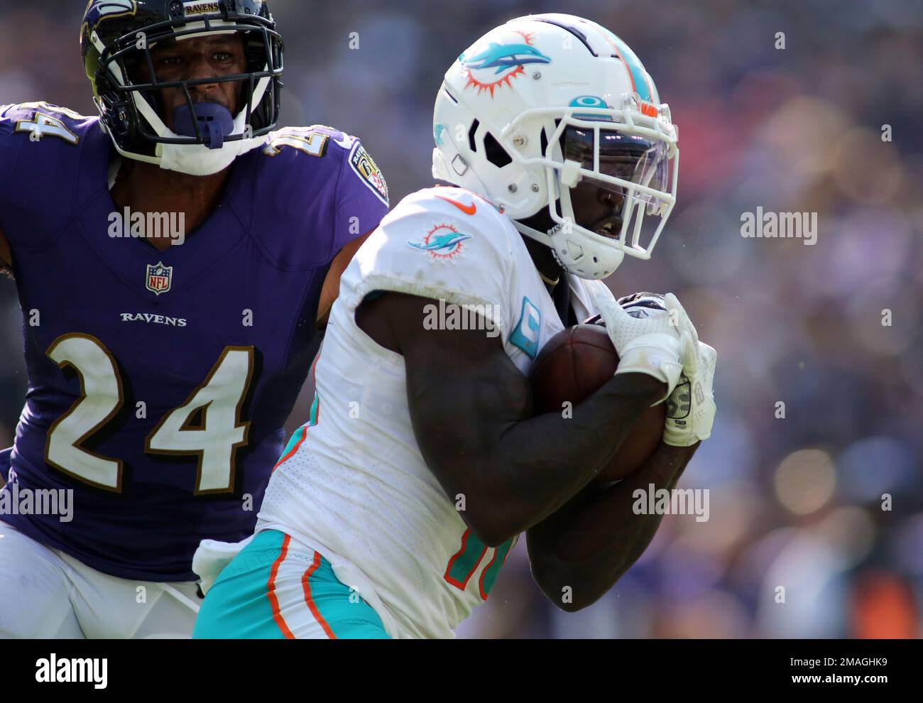 Miami Dolphins wide receiver Tyreek Hill (10) catches a touchdown pass  during an NFL football game against the Baltimore Ravens, Sunday, Sept. 18,  2022 in Baltimore. (AP Photo/Daniel Kucin Jr Stock Photo - Alamy