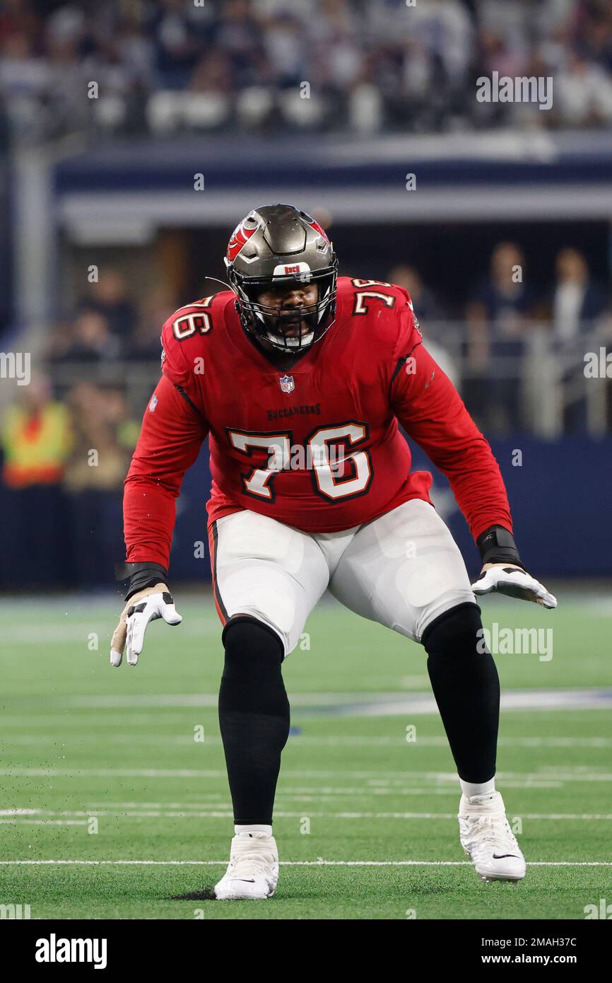 Tampa Bay Buccaneers offensive tackle Donovan Smith (76) prepares to block  during an NFL Football game in Arlington, Texas, Sunday, Sept. 11, 2022.  (AP Photo/Michael Ainsworth Stock Photo - Alamy