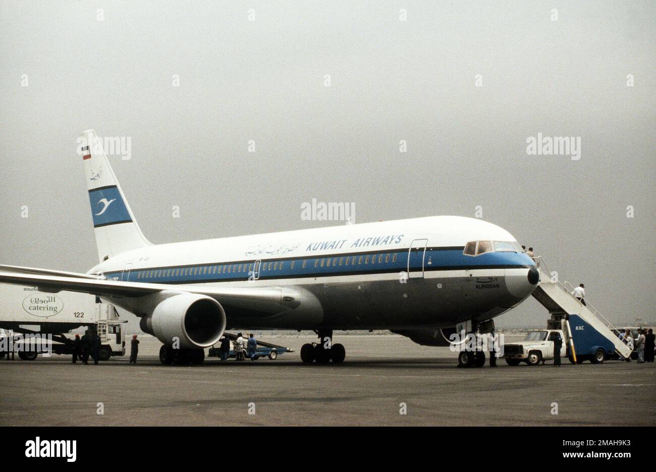 A Boeing 737 stands on the flight line at Kuwait International Airport after transporting released Kuwaiti prisoners of war back to their country. The POWs were held by Iraqi forces during Operation Desert Storm.. Subject Operation/Series: DESERT STORM Base: Kuwait City Country: Kuwait(KWT) Stock Photo
