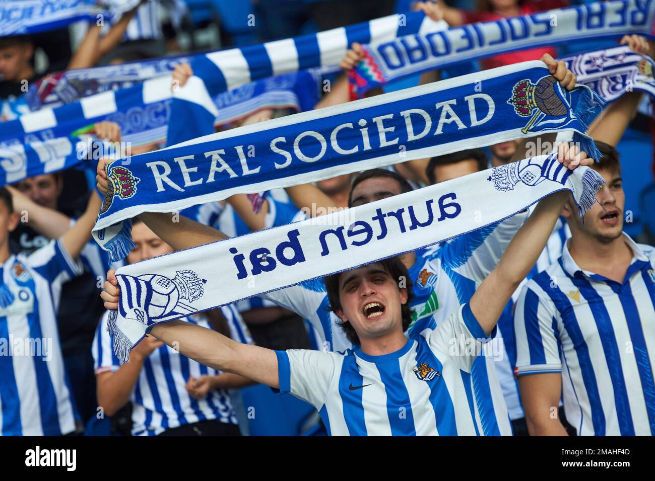 Troende frakke fjols Real Sociedad's fans cheer during the Europa League Group E soccer match  between Real Sociedad and Omonoia at Reala stadium in San Sebastian, Spain,  Thursday, Sept. 15, 2022. (AP Photo/Miguel Oses Stock
