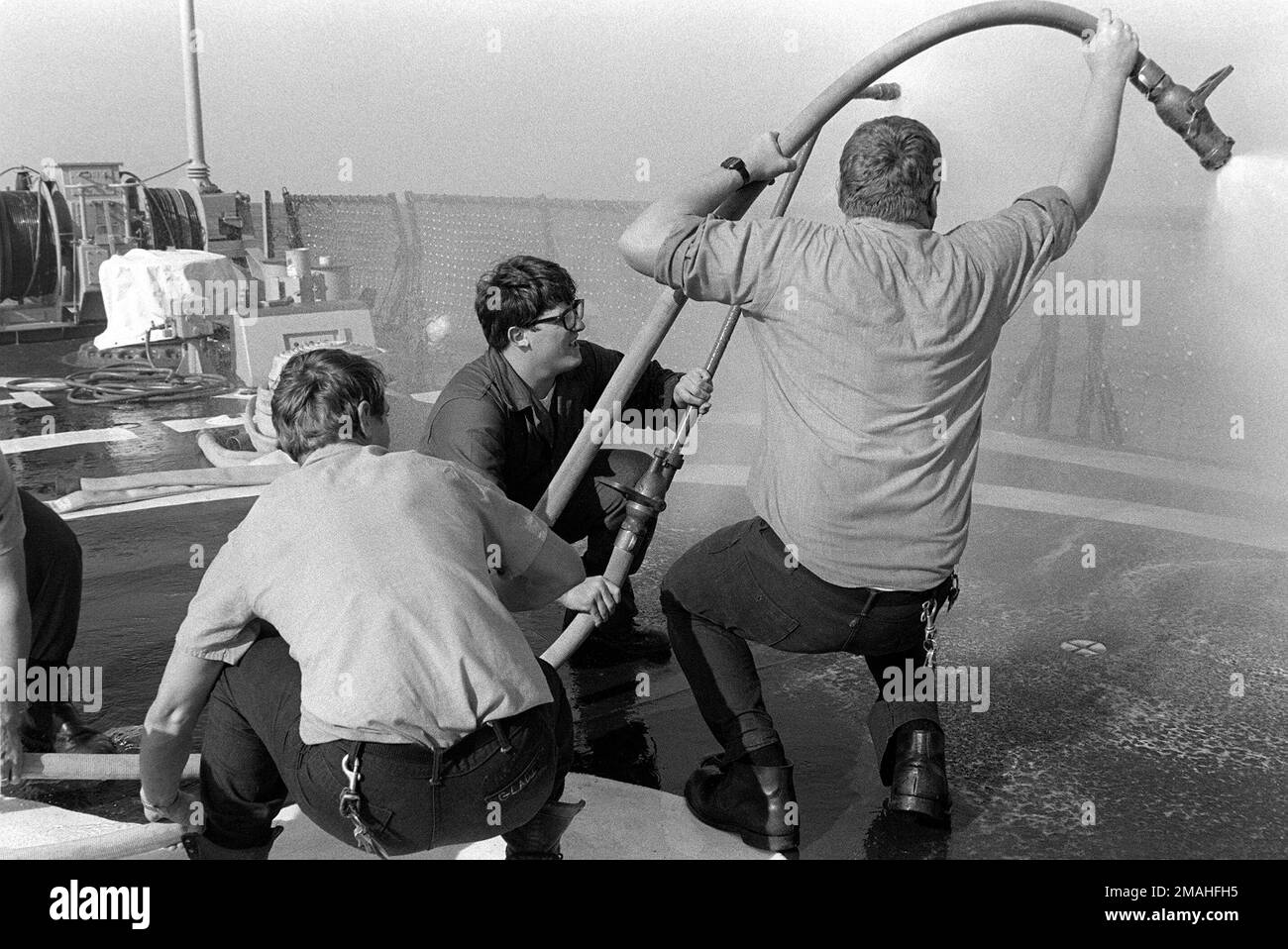DN-SN-87-12748. Base: USS William V. Pratt (DDG 44 Stock Photo - Alamy