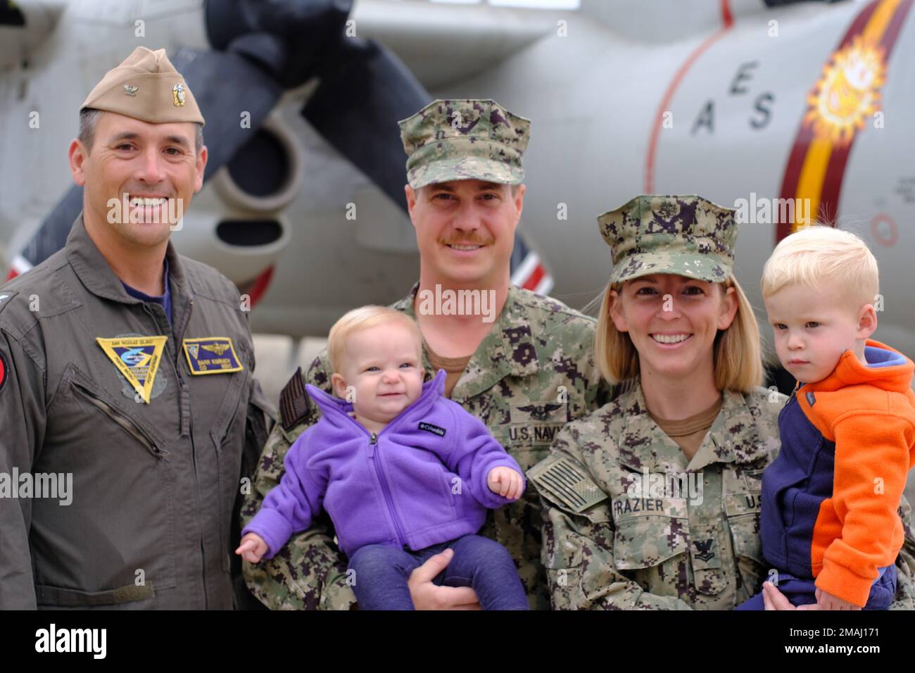 Dual military couple hi-res stock photography and images - Alamy