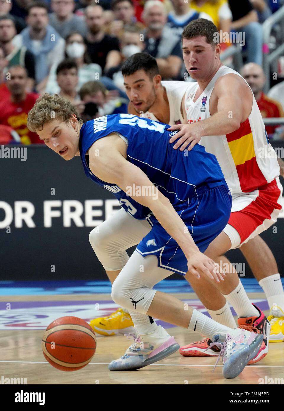 Finlands Luri Markkanen, left, is challenged by Spains Joel Parra Lopez, right, during the Eurobasket quarterfinal basketball match between Spain and Finland in Berlin, Germany, Tuesday, Sept