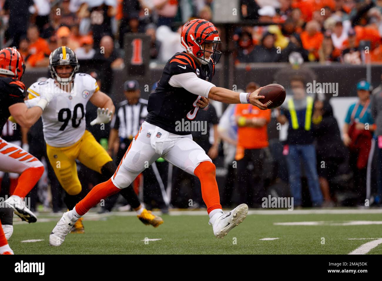 Cincinnati Bengals quarterback Joe Burrow (9) drops back to hand