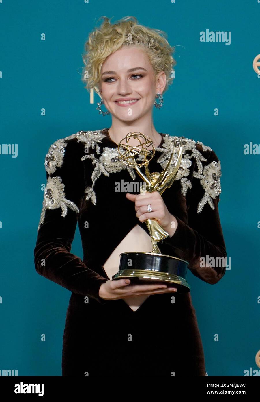 Julia Garner poses in the pressroom with the award for outstanding(00)
