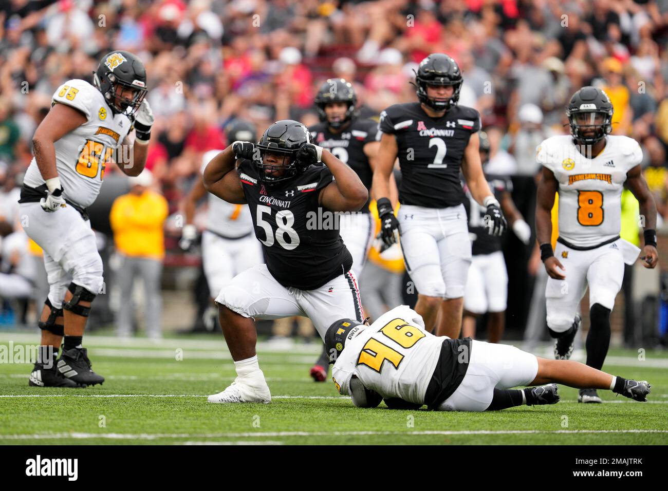 Cincinnati Bearcats linebacker Deshawn Pace (20) plays during the second  half of an NCAA college football game against Kennesaw State, Saturday,  Sept. 10, 2022, in Cincinnati. (AP Photo/Jeff Dean Stock Photo - Alamy