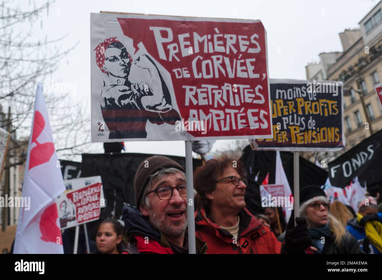 Environ 400000 personnes à Paris selon les syndicats sont venus dire NON à l'allongement de la durée de cotisation et au départ en retraite à 64 ans Stock Photo