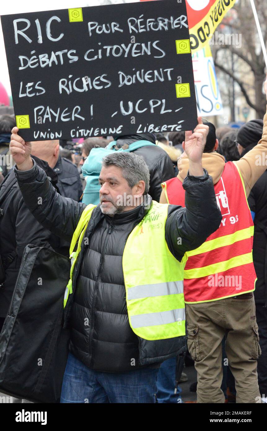 Environ 400000 personnes à Paris selon les syndicats sont venus dire NON à l'allongement de la durée de cotisation et au départ en retraite à 64 ans Stock Photo