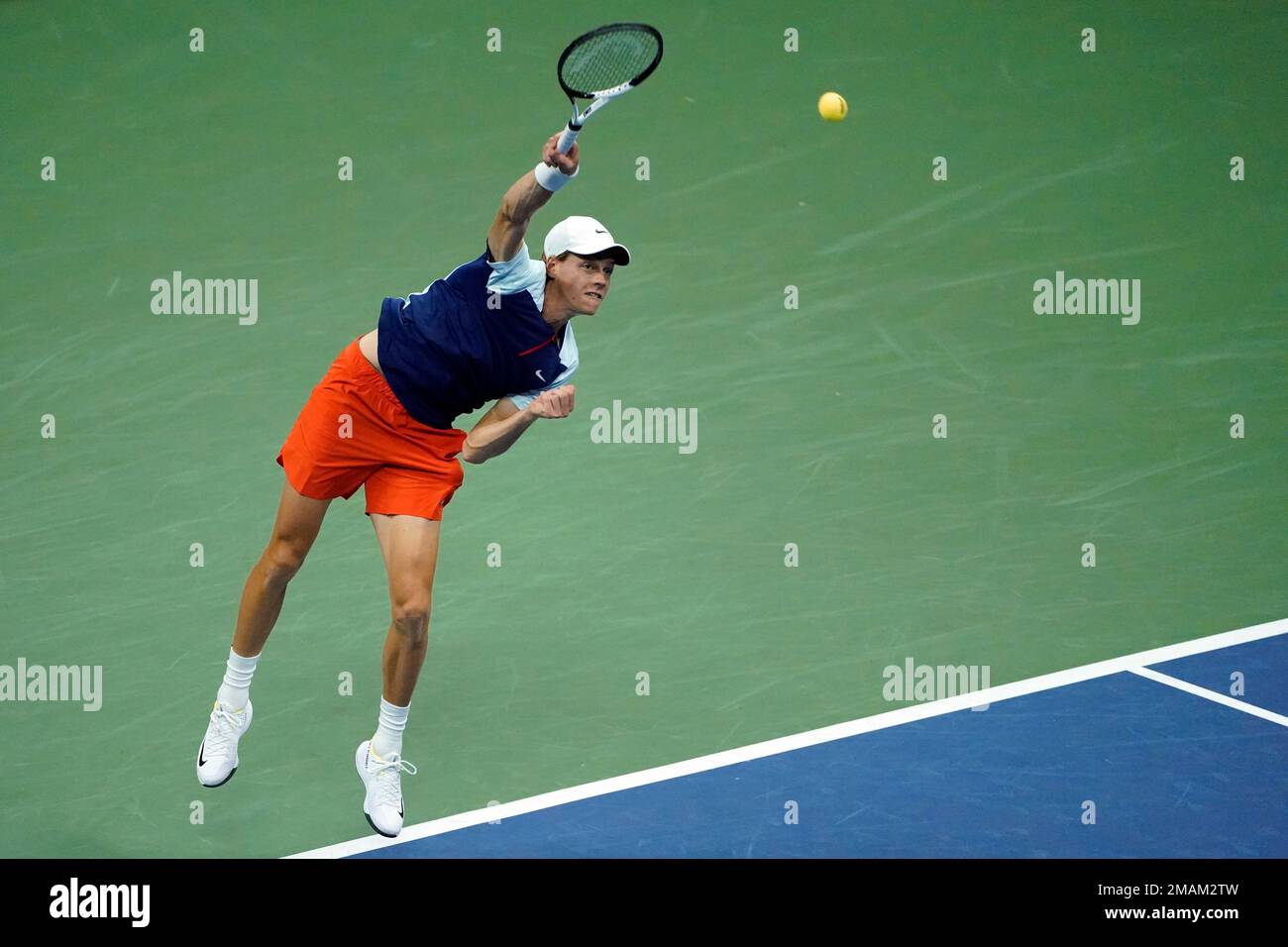 Jannik Sinner, of Italy, serves to Carlos Alcaraz, of Spain, during the  quarterfinals of the U.S. Open tennis championships, Wednesday, Sept. 7,  2022, in New York. (AP Photo/Julia Nikhinson Stock Photo - Alamy