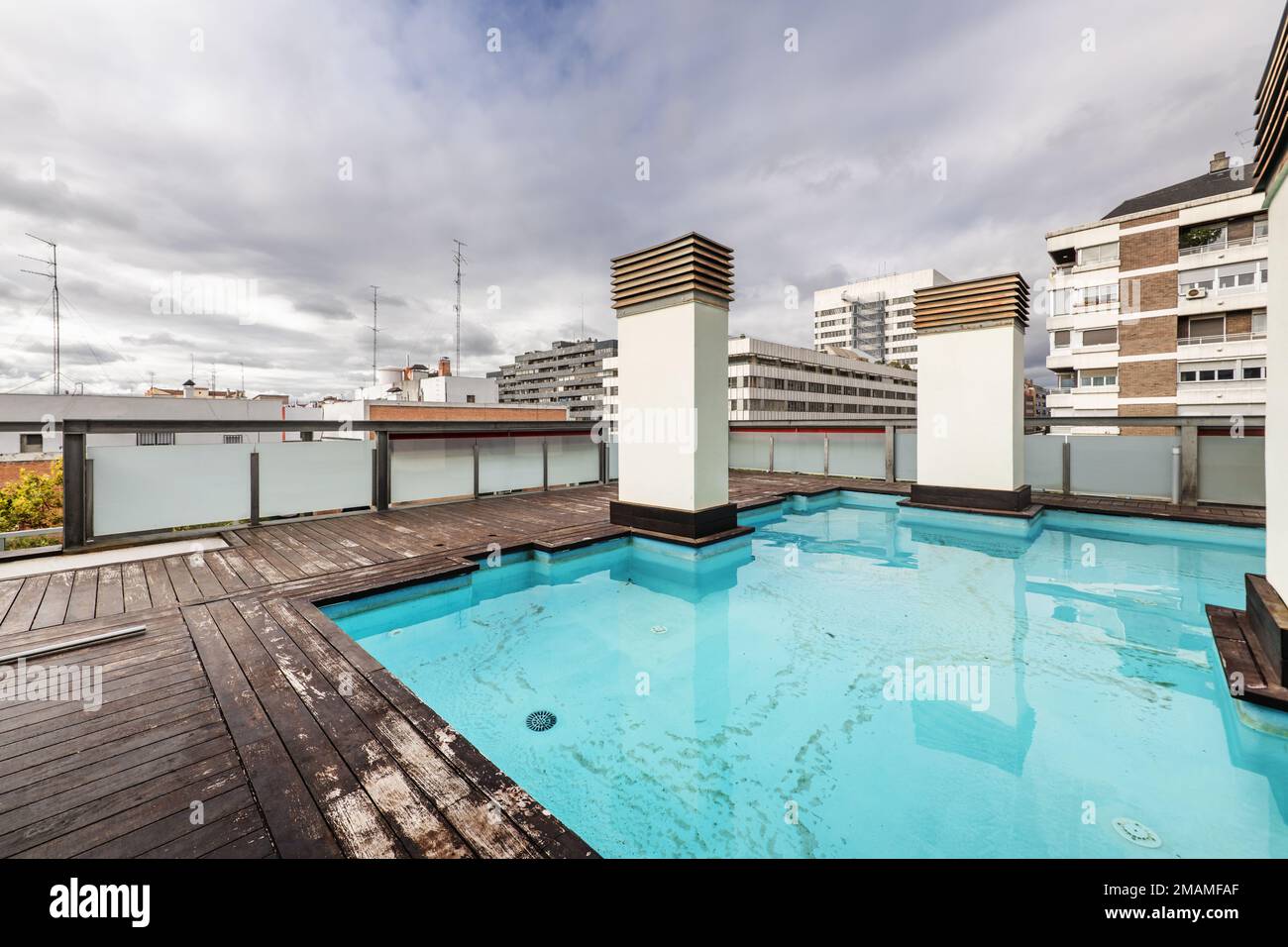Luxury house rooftop swimming pool hi-res stock photography and images ...