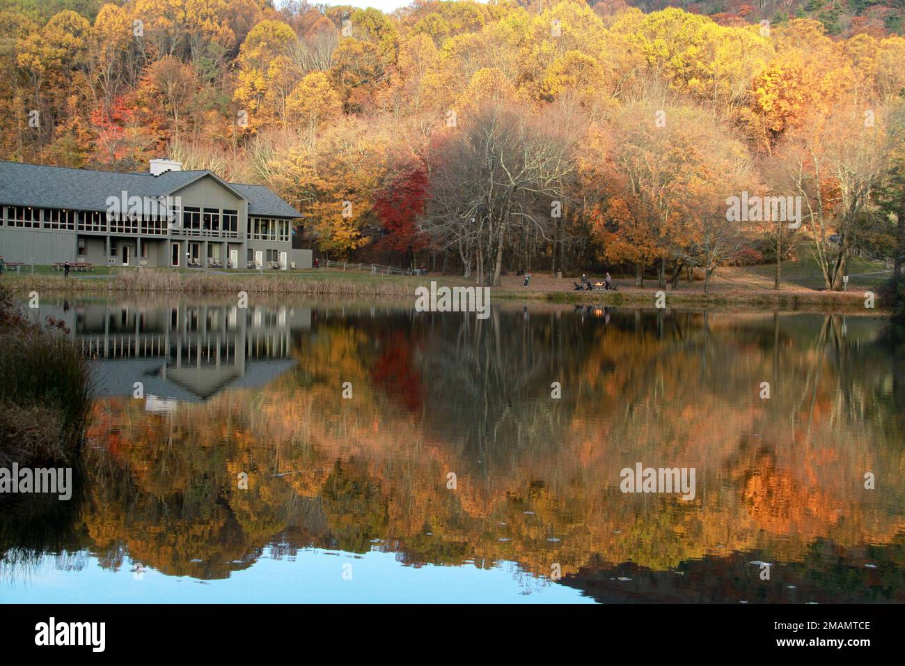 Virginia's Blue Ridge Mountains, USA. The Peaks of Otter lodge at Abbott Lake in autumn. Stock Photo