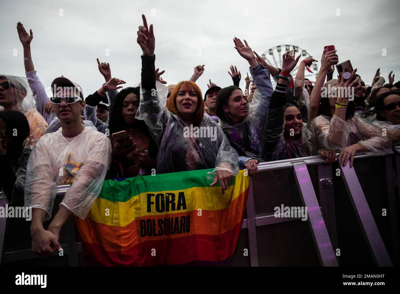 A music fans hold a flag with the Portuguese phrase 