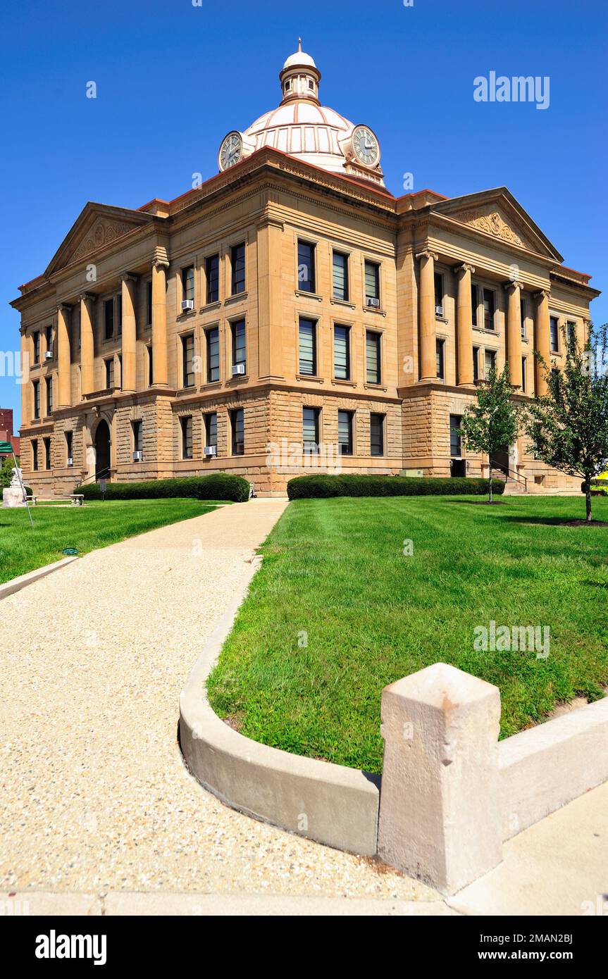 Lincoln, Illinois, USA. The Logan County Courthouse, built in 1854, is at the heart of the Lincoln Courthouse Square Historic District. Stock Photo
