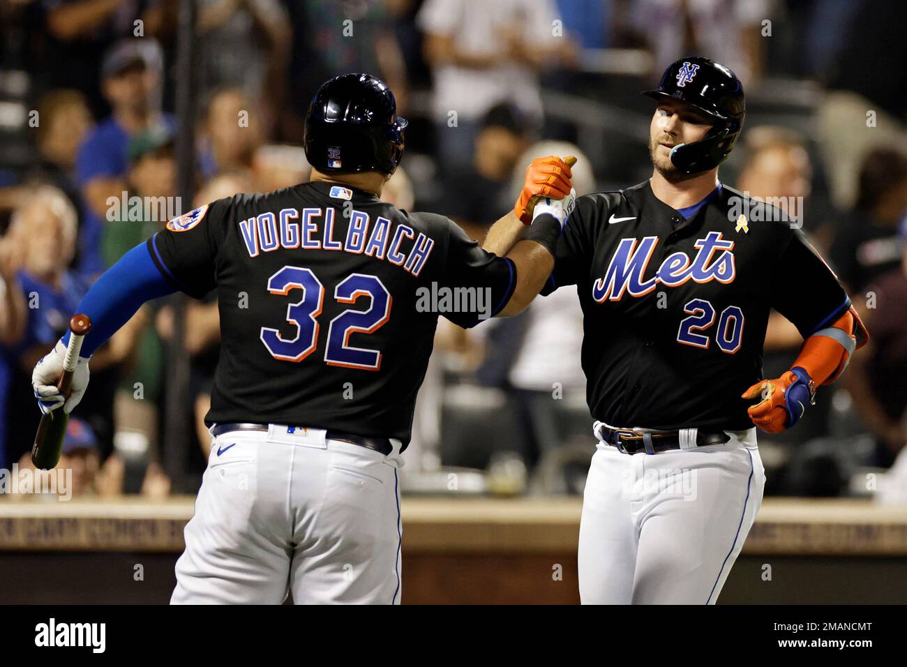 New York Mets' Pete Alonso celebrates a home run with Daniel