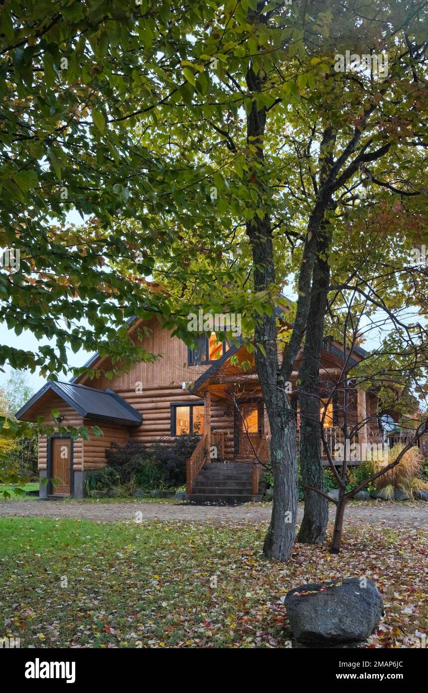 Modern log cabin exterior hi-res stock photography and images - Alamy