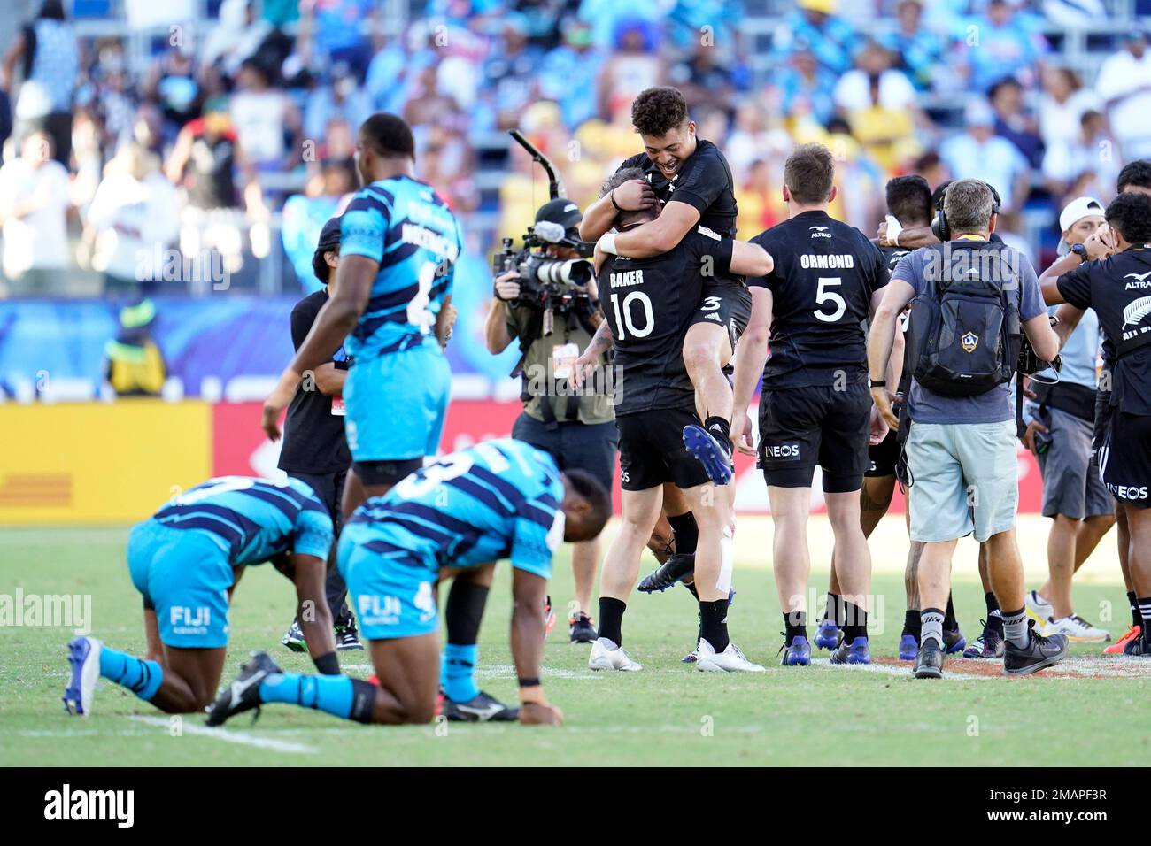 New Zealand celebrates after winning the Los Angeles rugby sevens