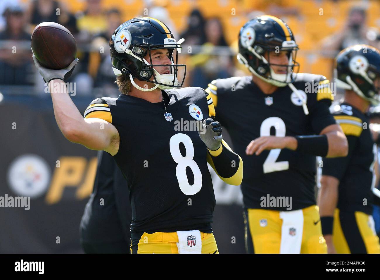 Pittsburgh Steelers quarterback Kenny Pickett (8) warms up before