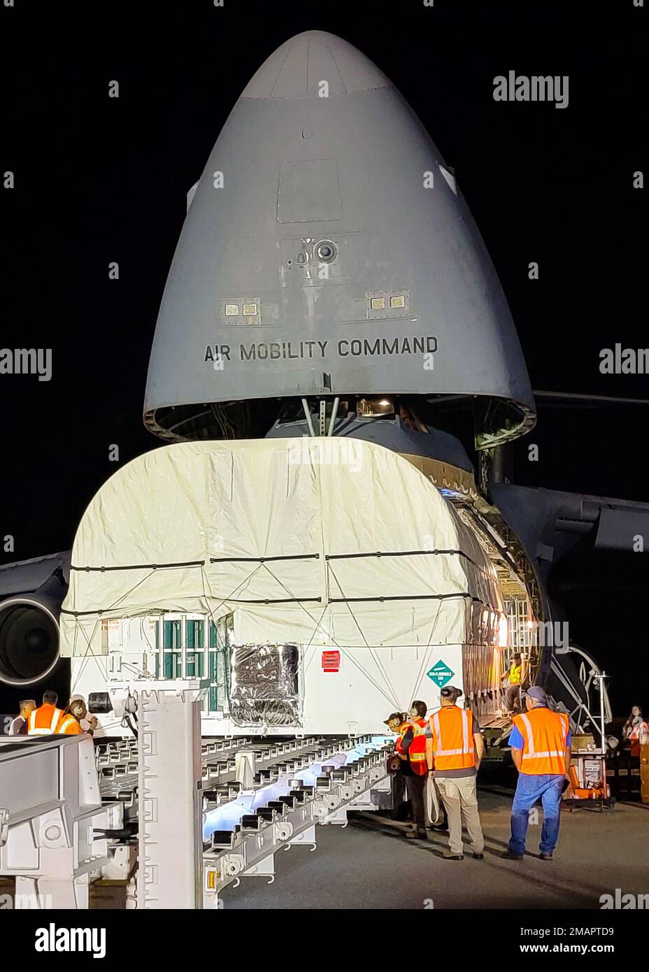 Loadmasters from the 60th Air Mobility Wing and Lockheed Martin Space unload the sixth Geosynchronous Earth Orbit Space Based Infrared System satellite (SBIRS GEO-6) from a C-5M Super Galaxy at Cape Canaveral Space Force Station, Fla., June 2, 2022. The satellite was taken to a processing facility to undergo testing and fueling prior to encapsulation. GEO-6 is expected to launch in July 2022 and is the last SBIRS program launch. Stock Photo