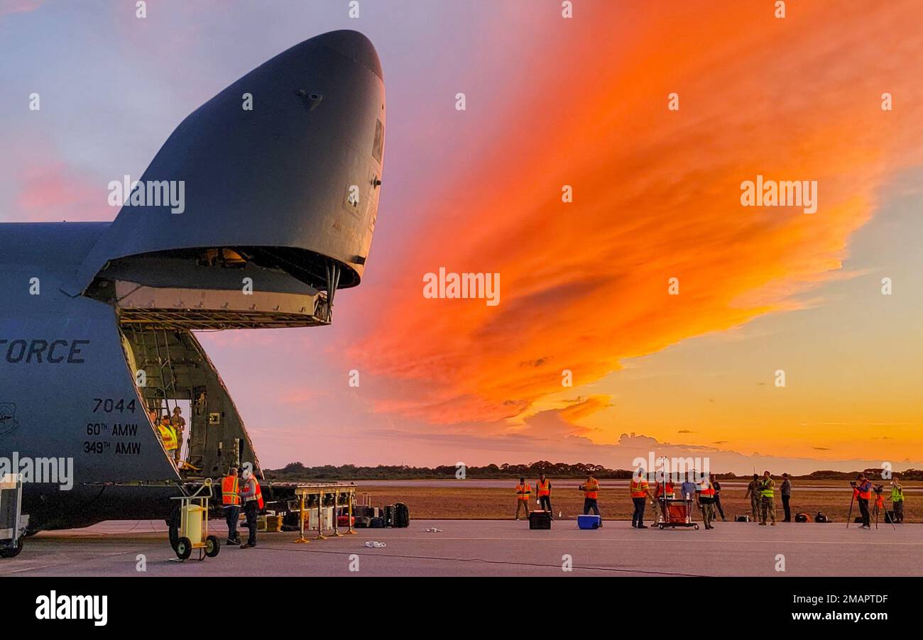 Loadmasters from the 60th Air Mobility Wing and Lockheed Martin Space unload the sixth Geosynchronous Earth Orbit Space Based Infrared System satellite (SBIRS GEO-6) from a C-5M Super Galaxy at Cape Canaveral Space Force Station, Fla., June 2, 2022. The satellite was taken to a processing facility to undergo testing and fueling prior to encapsulation. GEO-6 is expected to launch in July 2022 and is the last SBIRS program launch. Stock Photo