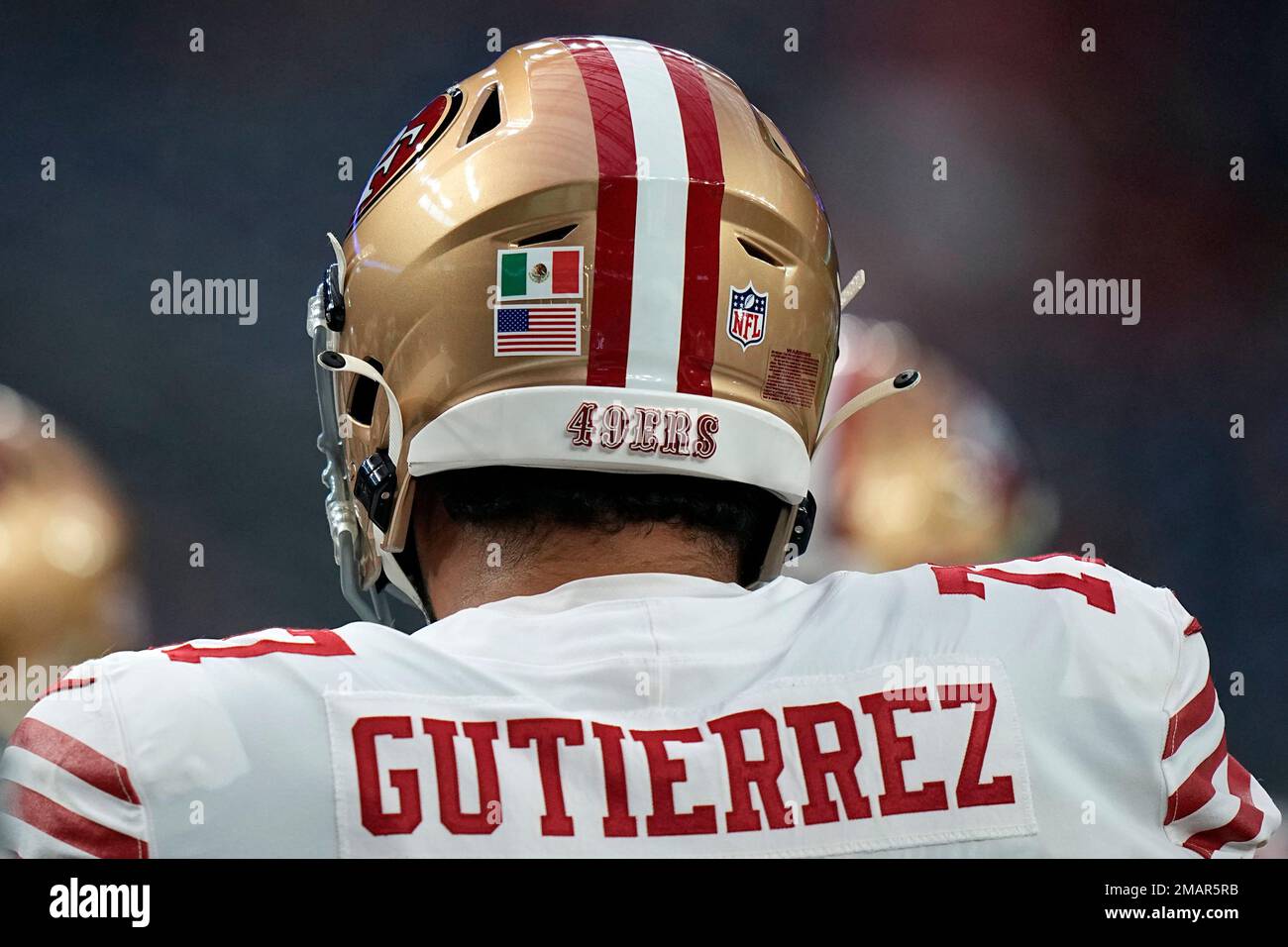 San Francisco 49ers offensive tackle Alfredo Gutierrez warms up