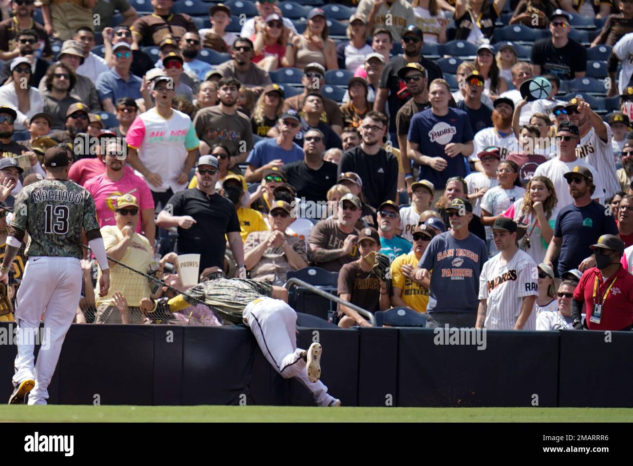 Stills: Padres shortstop Kim Ha-Seong makes crazy catch in foul  territory🤯｜김하성｜야구 
