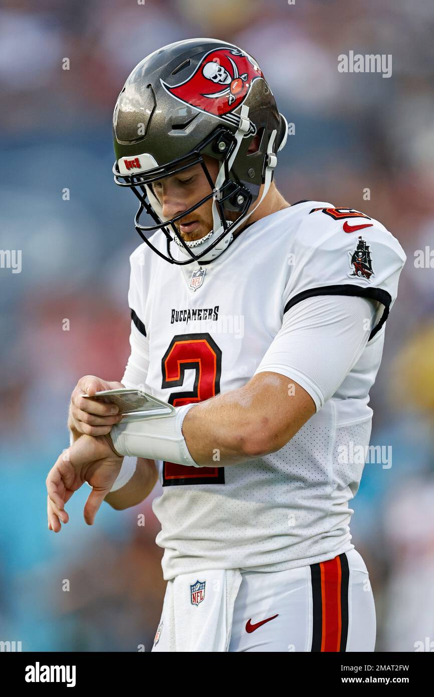 Tampa Bay Buccaneers quarterback Kyle Trask (2) checks his play card during  their game against the Tennessee Titans Saturday, Aug. 20, 2022, in  Nashville, Tenn. (AP Photo/Wade Payne Stock Photo - Alamy