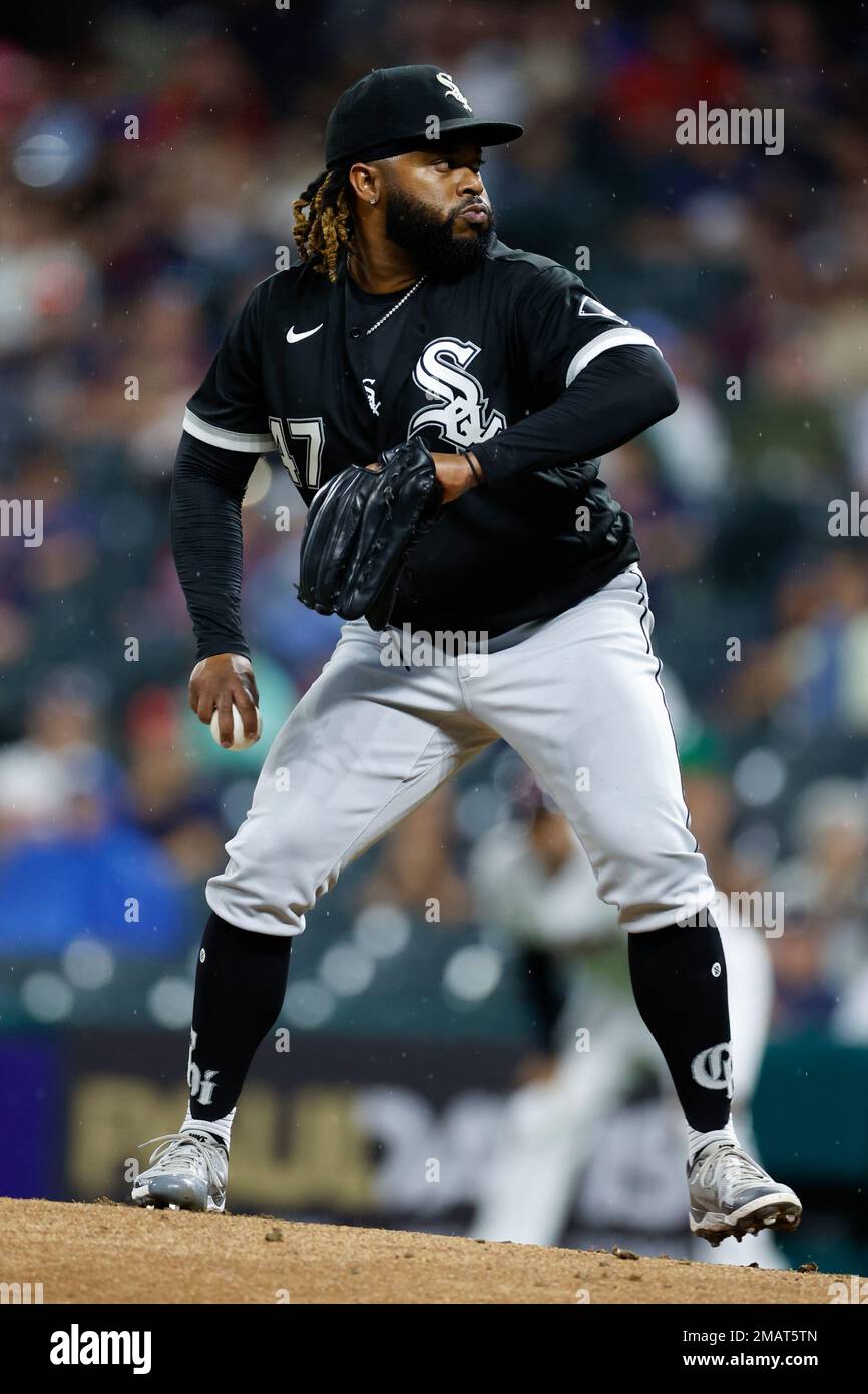 Chicago White Sox starting pitcher Johnny Cueto delivers against