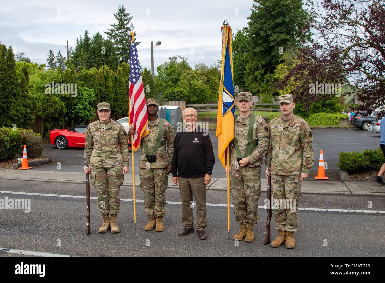 The Color Guard, assigned to 46th Aviation Support Battalion, 16th Combat Aviation Brigade, poses with city of University Place, Wash. Mayor Pro-Tem and 16th CAB Vietnam veteran Javier Figueroa at the city's 'Duck Daze' parade at University Place, Wash. on Jun. 4, 2022. Stock Photo