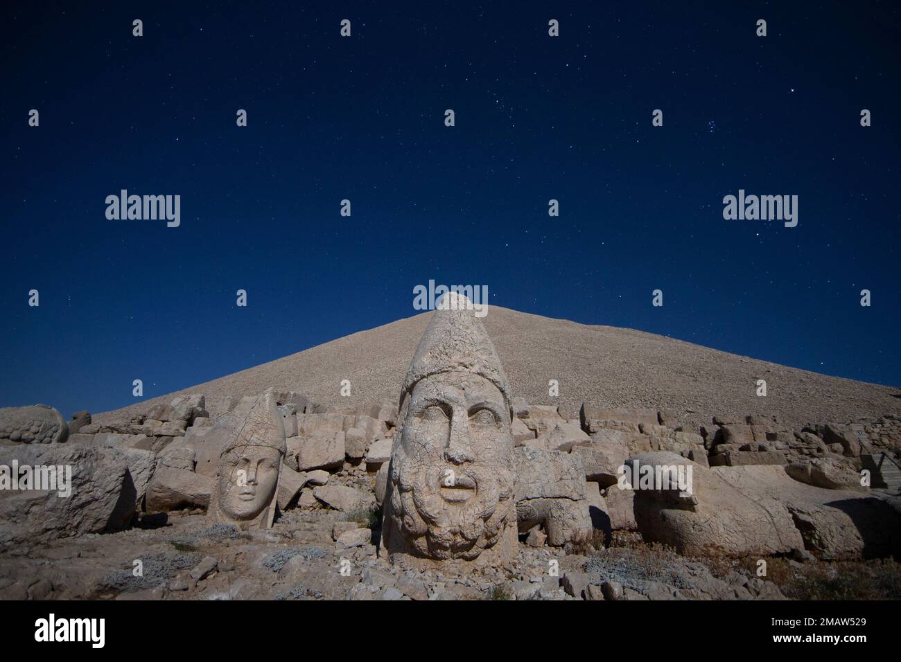 Betrouwbaar dilemma wimper Ancient statues are seen as stargazers gather to watch the Perseid meteor  shower atop Mount Nemrut in southeastern Turkey, Saturday, Aug. 13, 2022.  Hundreds spent the night at the UNESCO World Heritage