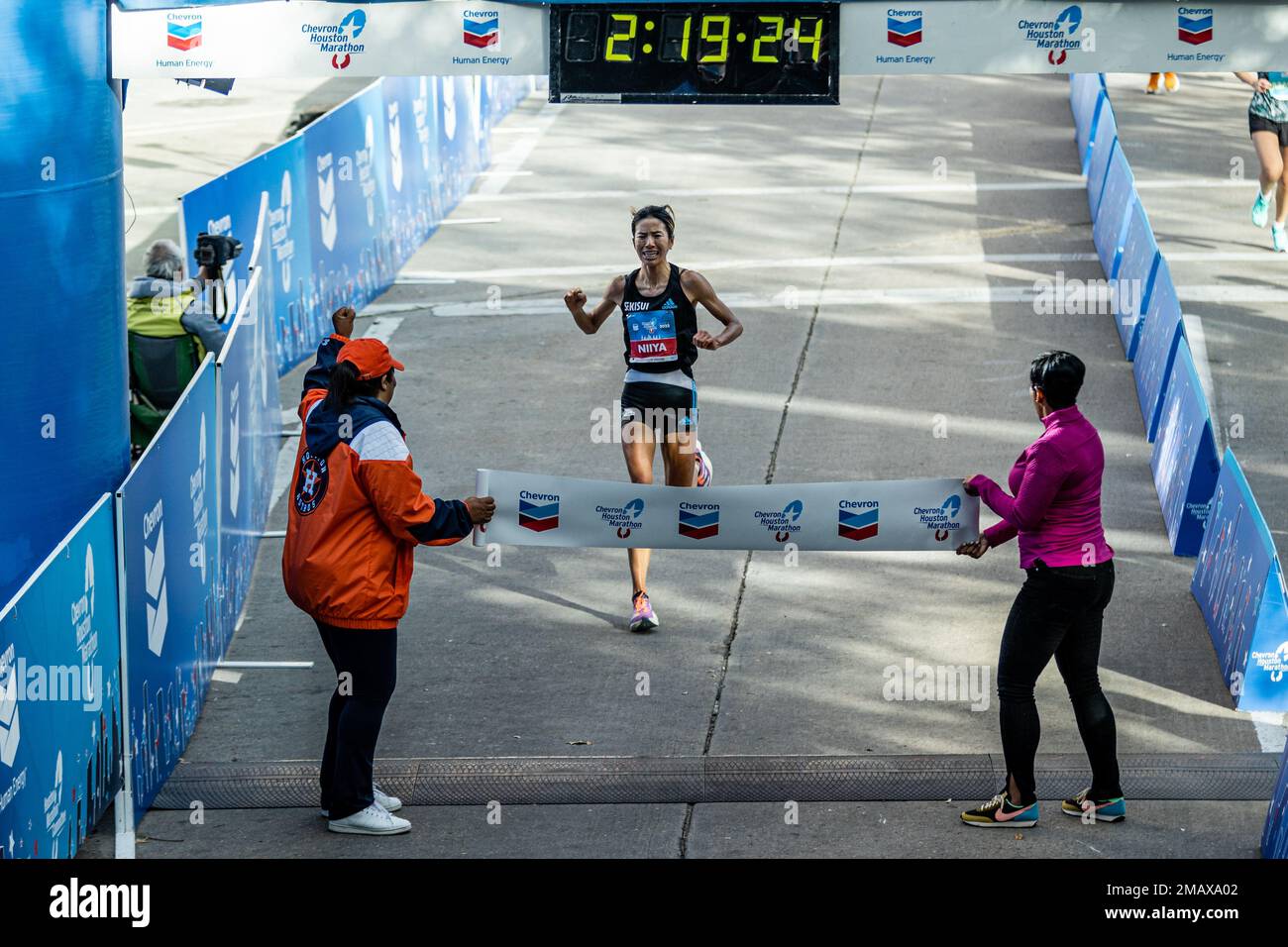 Hitomi Niiya of Japan wins the 2023 Houston Marathon women's division